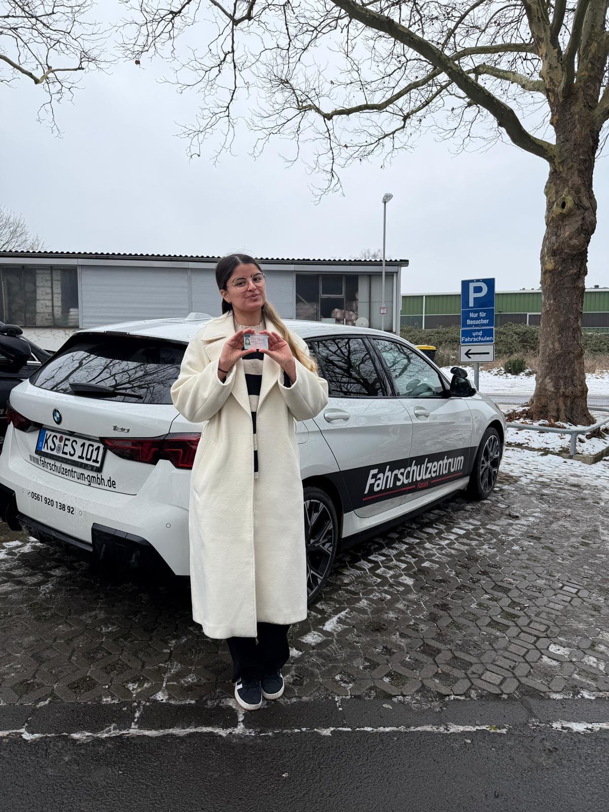 Yaren mit ihrem Führerschein vor dem Fahrschulzentrum Kassel
