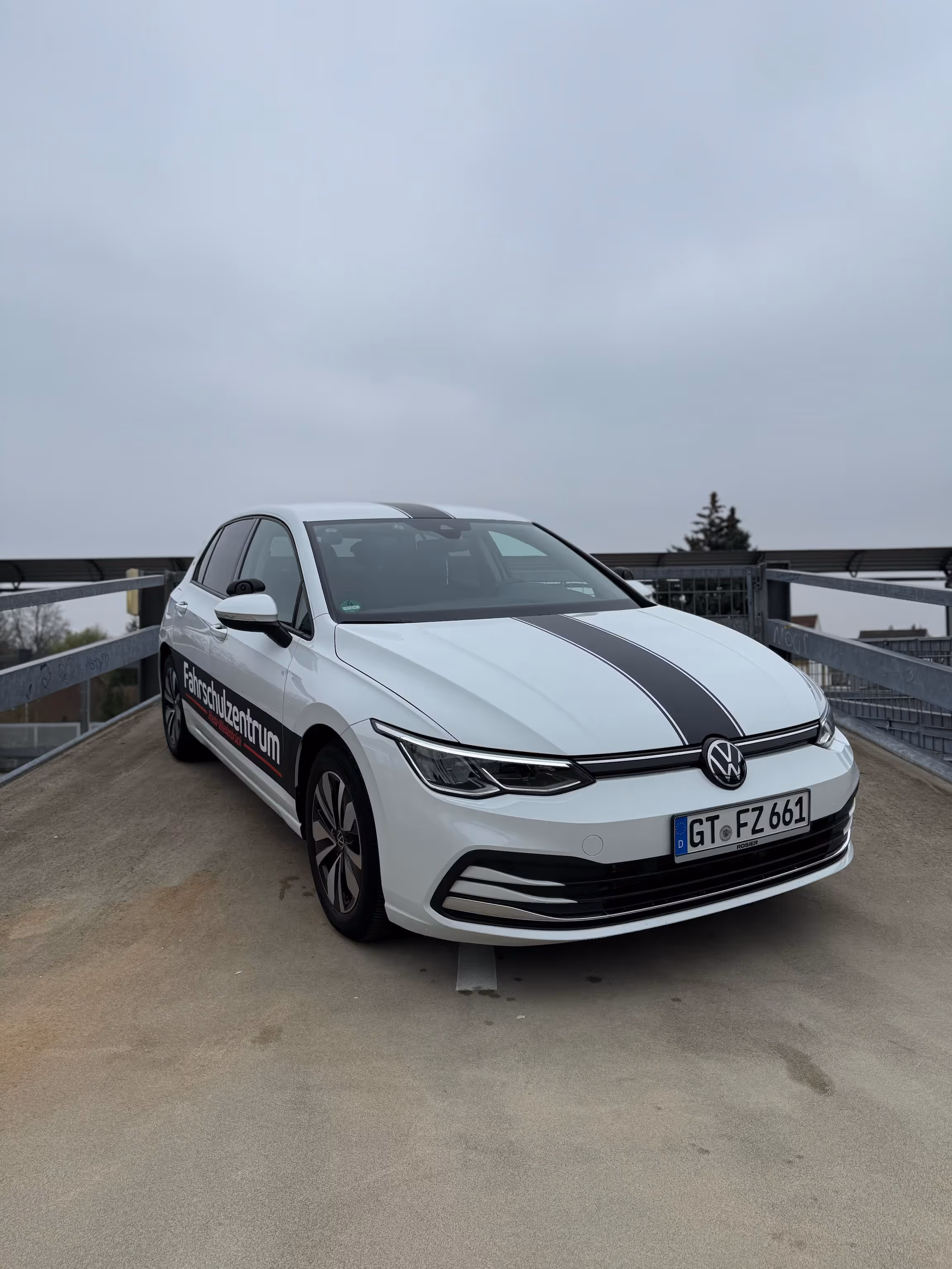 Fahrschulauto VW Golf 8