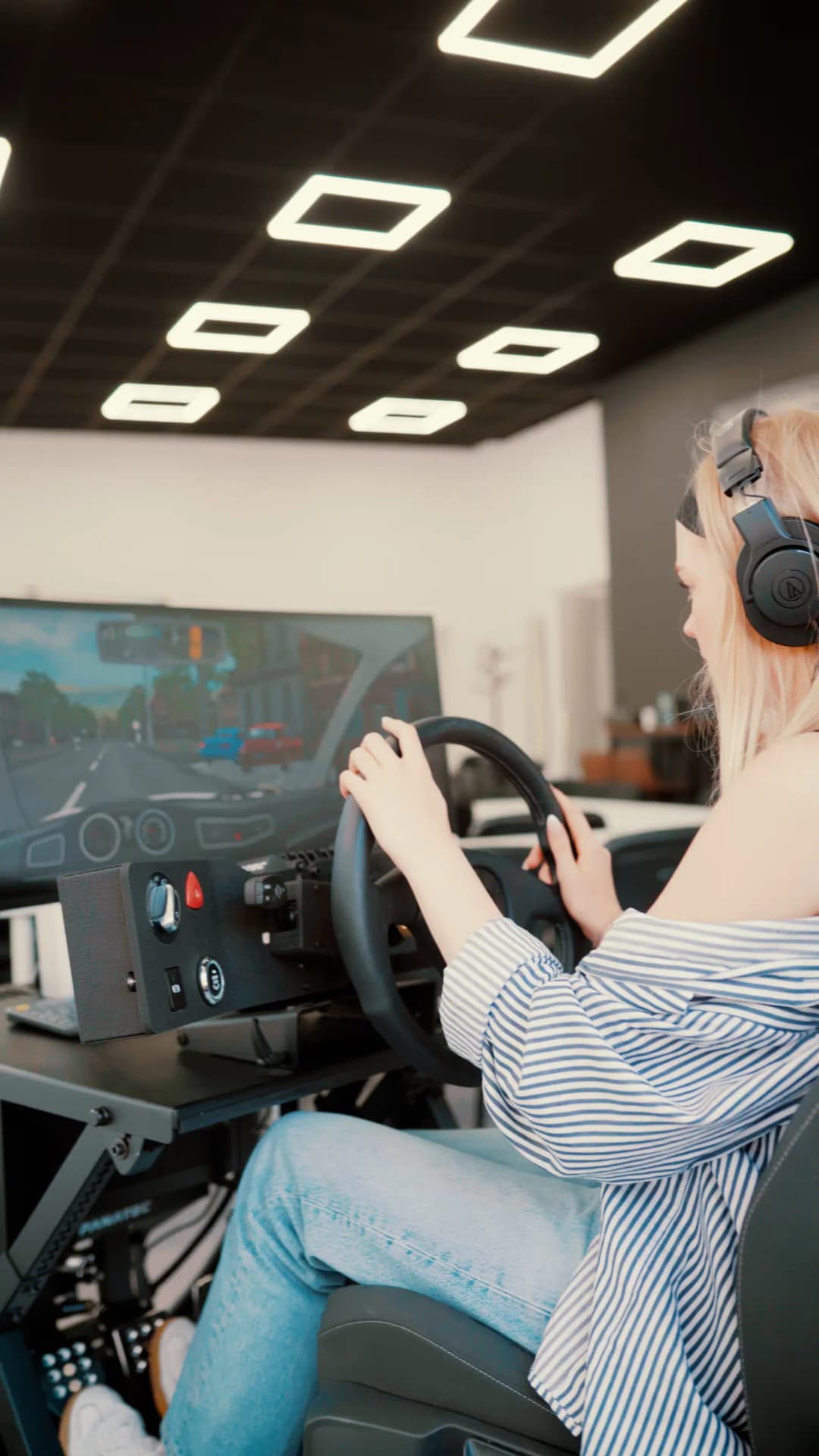 Fahrschülerin übt am Fahrsimulator