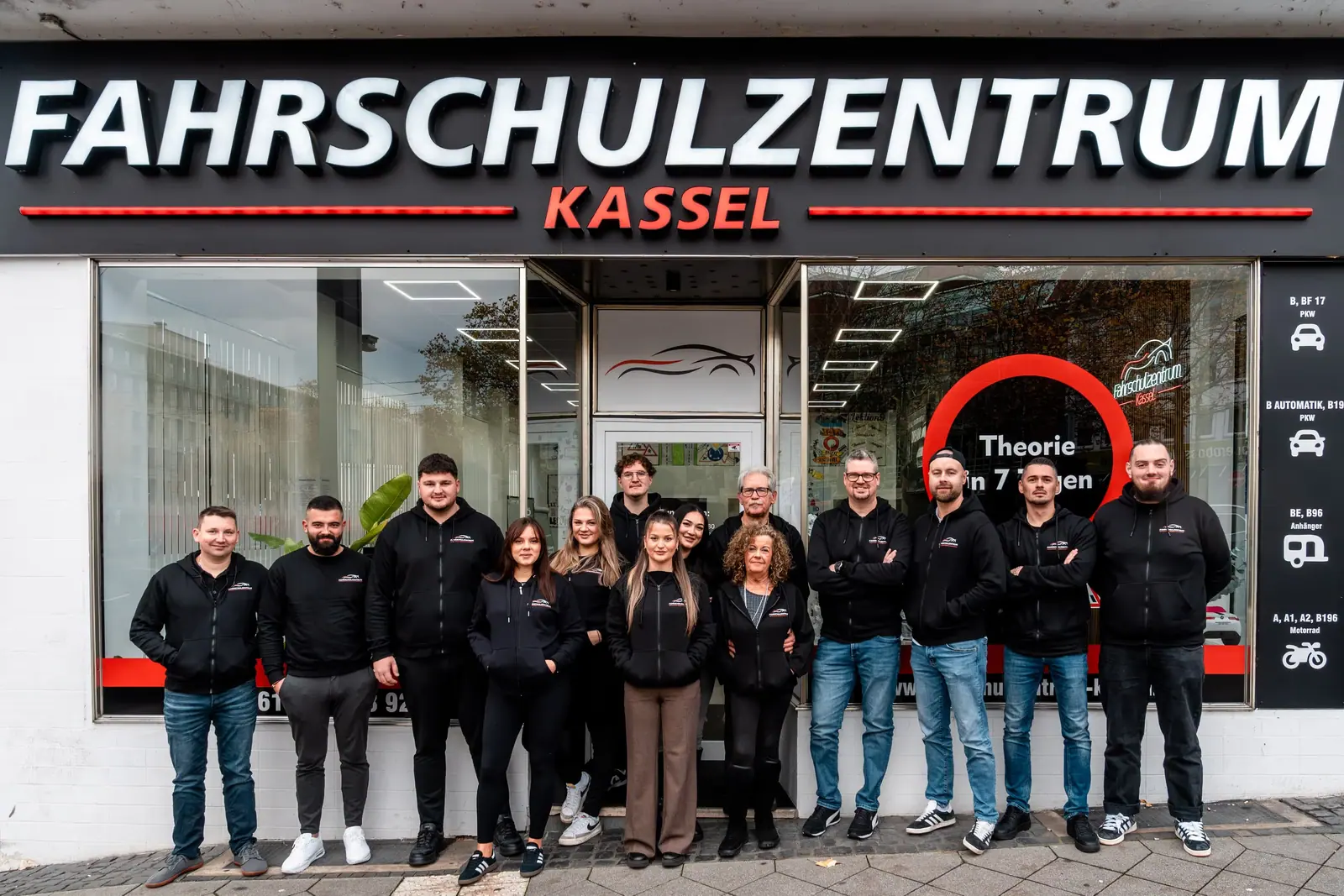 Das gesamte Team des Fahrschulzentrums Kassel vor der Fahrschule
