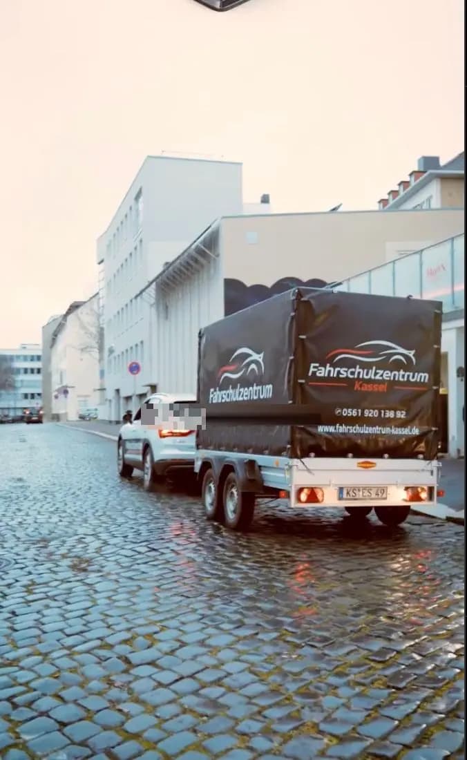 Übungsgespann des Fahrschulzentrums Kassel mit Tandem-Anhänger in der Kasseler Innenstadt